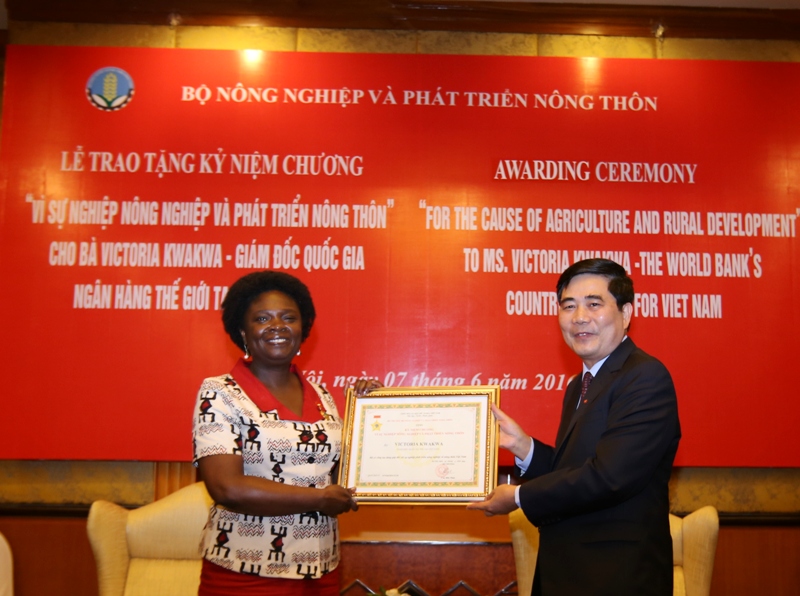 The Ministry of Agriculture and Rural Development recognizes the contribution of the World Bank’s Country Director for Viet Nam, USAID Viet Nam’s Mission Director and FAO Viet Nam’s former ECTAD Program Senior Technical Coordinator 